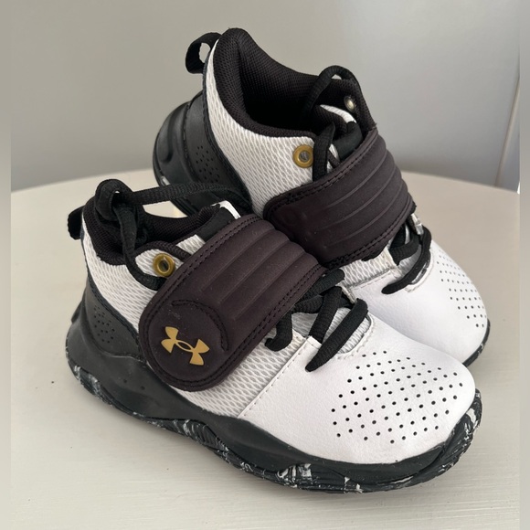 Under Armour🖤💛Boys Hightop Sneakers - Picture 1 of 4